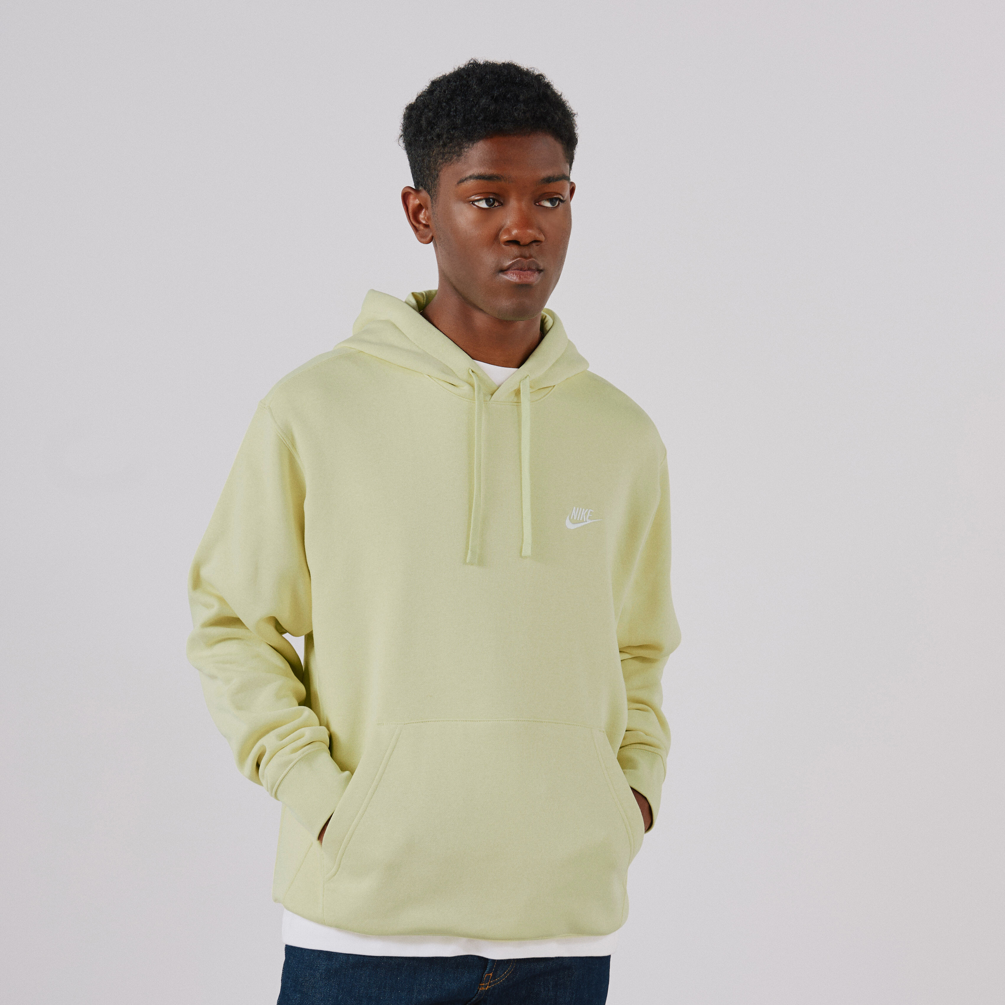 NIKE HOODIE CLUB SMALL LOGO GEEL WIT TRUI HEREN Courir