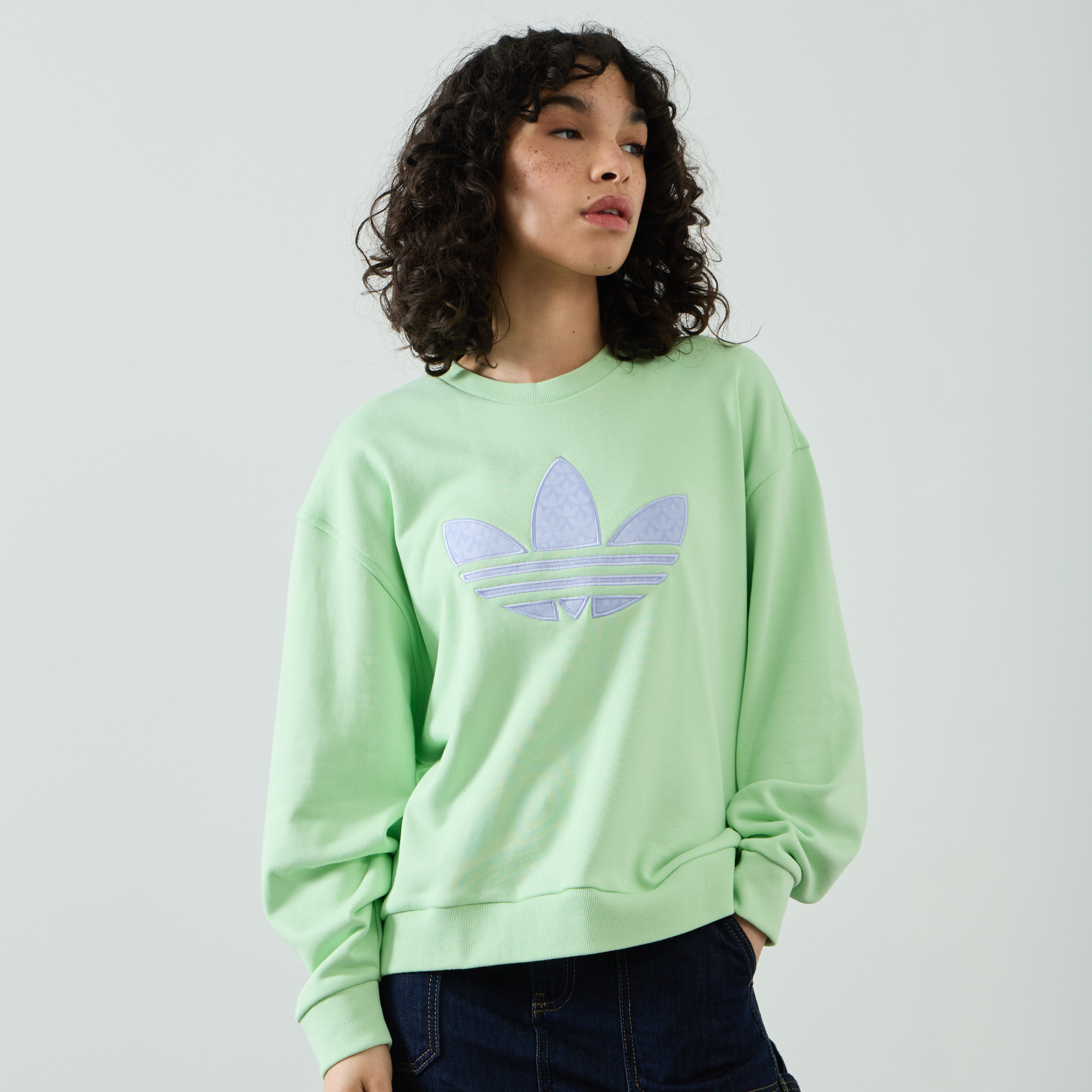 ADIDAS ORIGINALS SWEAT CREW CENTERED TREFOIL OVERSIZE GROEN PAARS TRUI DAMES Courir