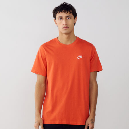 NIKE TEE SHIRT CLUB ORANJE/WIT HEREN