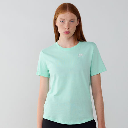 NIKE TEE SHIRT CLUB GROEN/WIT DAMES