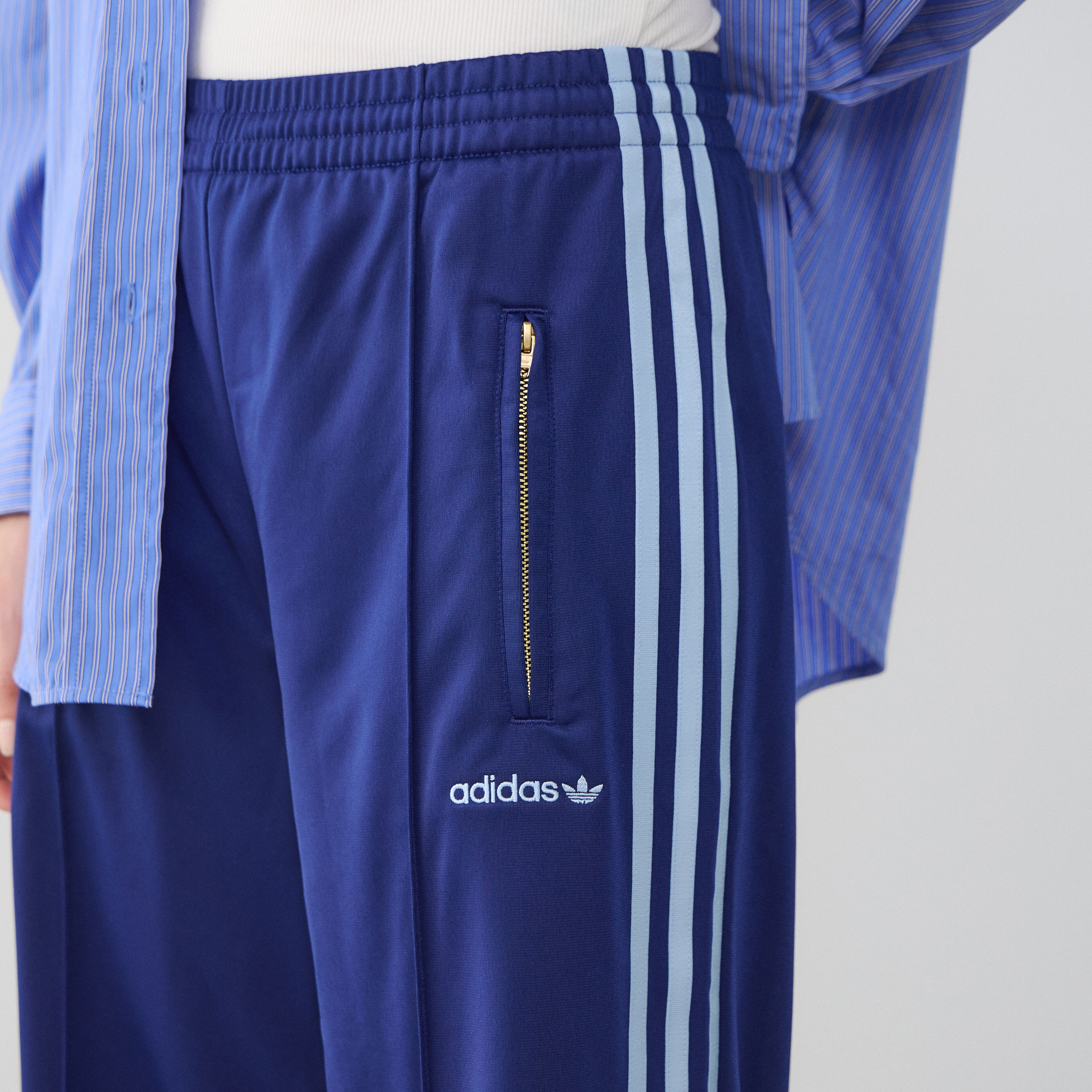 ADIDAS ORIGINALS PANT JOGGER BADGE WIDE LEG FIREBIRD BLAUW BROEK DAMES Courir