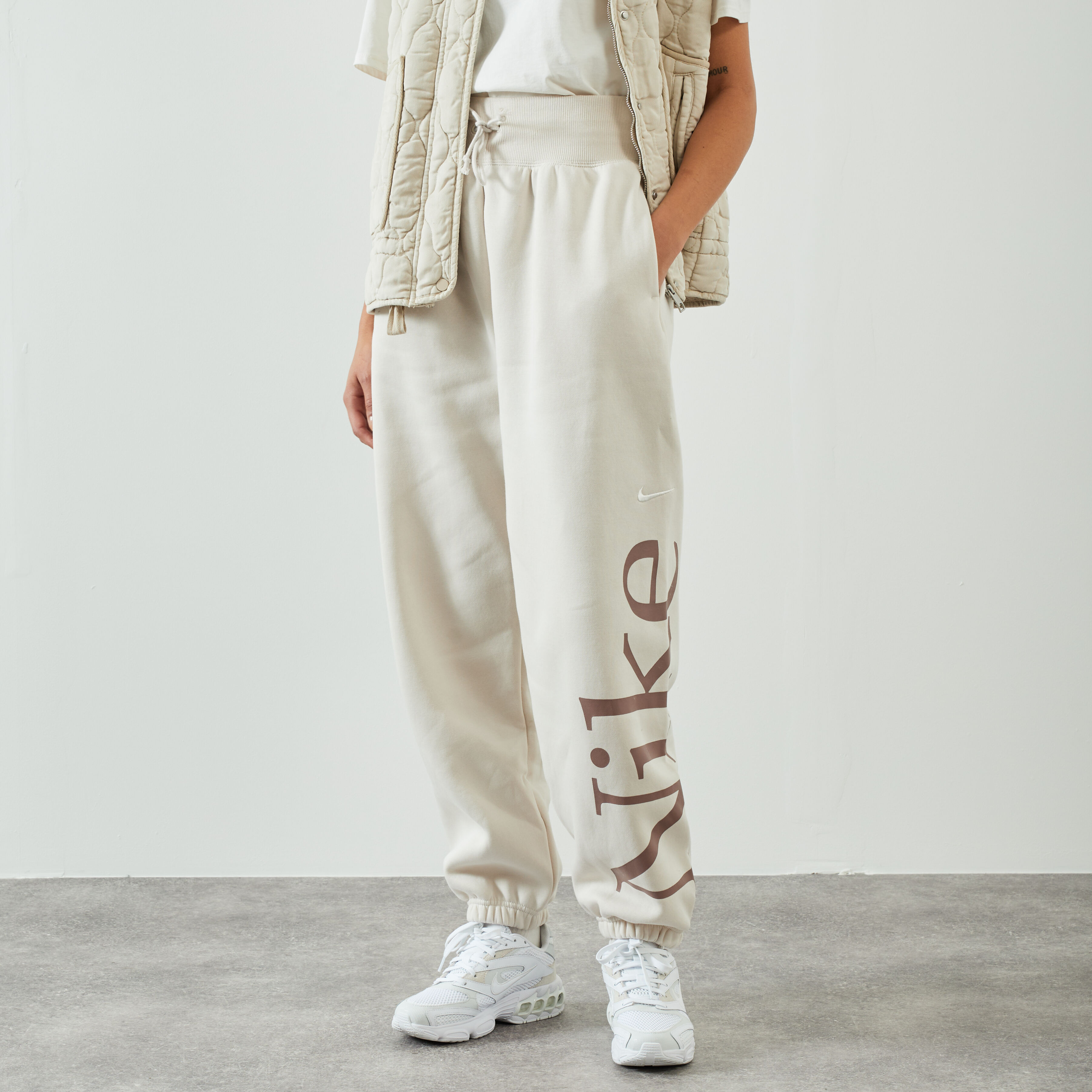 NIKE PANT JOGGER AIR BIG LOGO BEIGE BROEK DAMES Courir