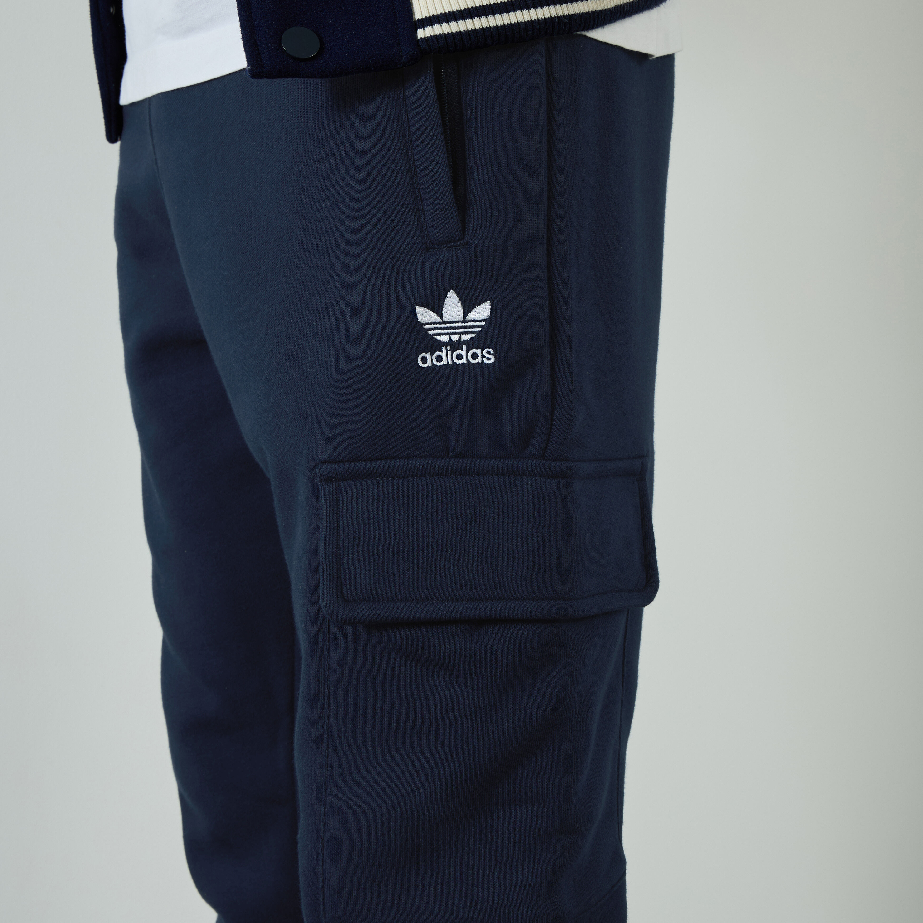ADIDAS ORIGINALS PANT JOGGER CARGO TREFOIL ESSENTIAL MARINEBLAUW BROEK HEREN Courir