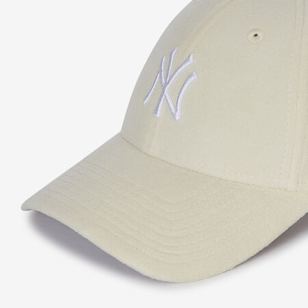 NEW ERA 9FORTY WOMEN NY SHERPA BEIGE/WIT HEREN